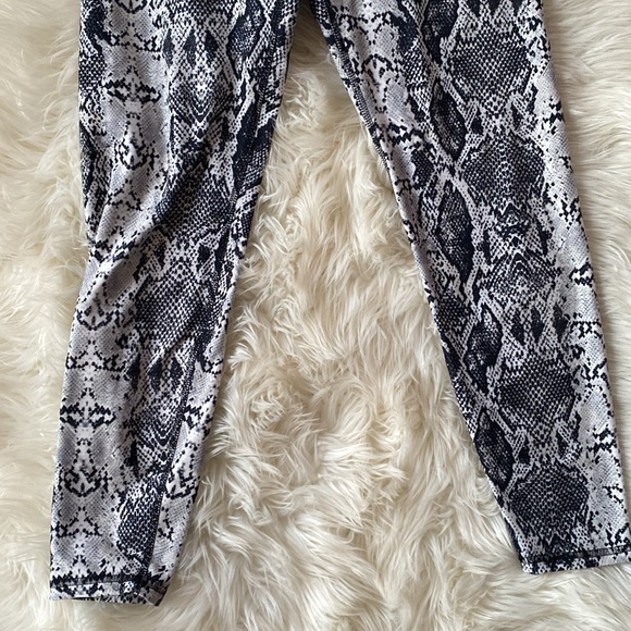 Balance Collection Snake skin Print Leggings White Grey Black Size Medium - Picture 3 of 7